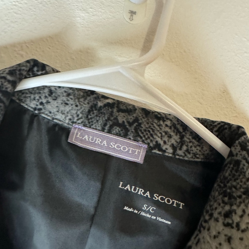 Laura Scott jacket 🛍 - Picture 2 of 3